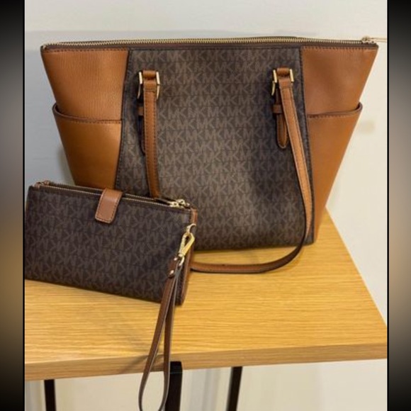 Michael kors purse/wallet - Picture 3 of 5